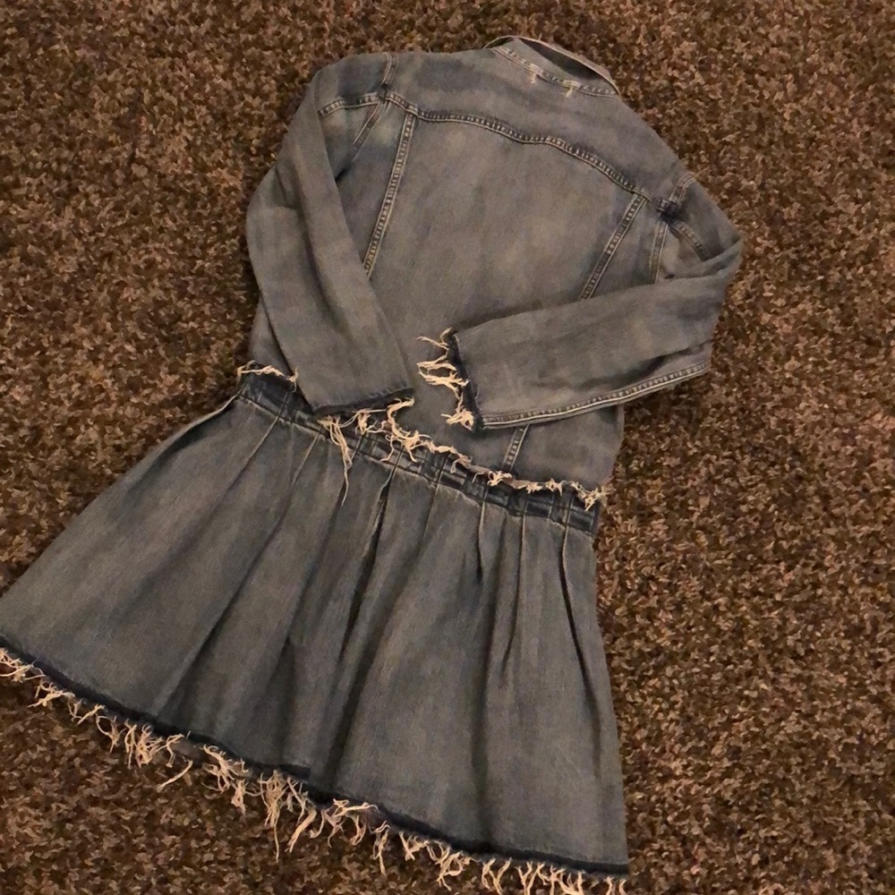 Levi’s trucker long pleated jacket. Button up. Raw edges.  Like new! - Picture 11 of 13